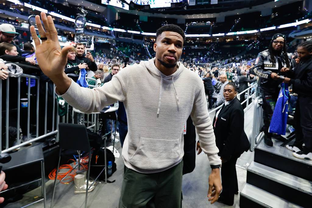 [新聞] NBA》Antetokounmpo正式告別13年公鹿生涯 - 美國職籃 - PTT.BEST 批踢踢爆文