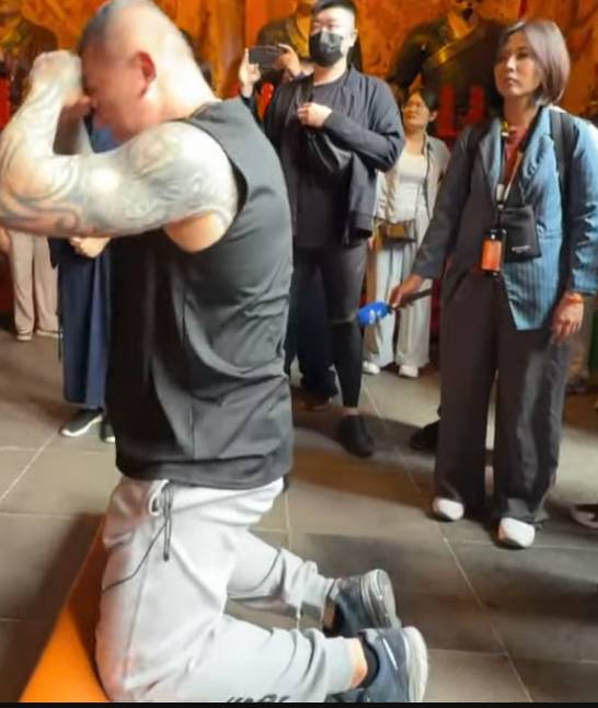 [討論] 館長下跪的時候在想什麼？