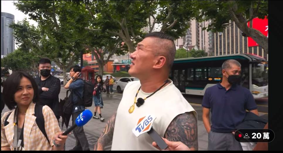 [討論] 館長中國行， 中天女記者笑了
