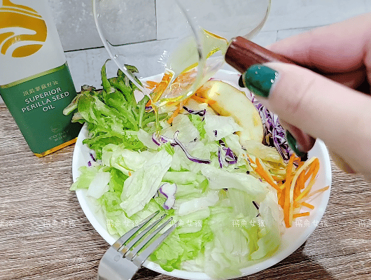 保養。【好評紫蘇油開箱】還原黑白大廚紫蘇油料理!Co’day好日籽 100%鮮榨頂級紫蘇籽油,一秒飛到韓國! - 第16張圖 Co'day好日籽評價,好日籽100%鮮榨頂級紫蘇籽油評價,好評紫蘇油開箱,紫蘇油料理心得,紫蘇油食譜分享,韓國紫蘇油用法,紫蘇油用法推薦,紫蘇籽油哪裡買,紫蘇油怎麼吃分享,吃素紫蘇籽油分享,黑白大廚紫蘇油料理,居家常備好油分享,MIT紫蘇油品牌分享