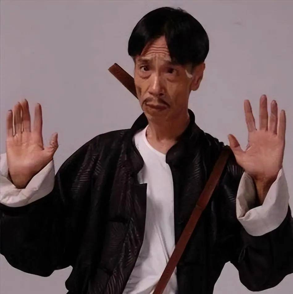 [問卦] 中分頭如果留小鬍子，是不是就很像漢奸?