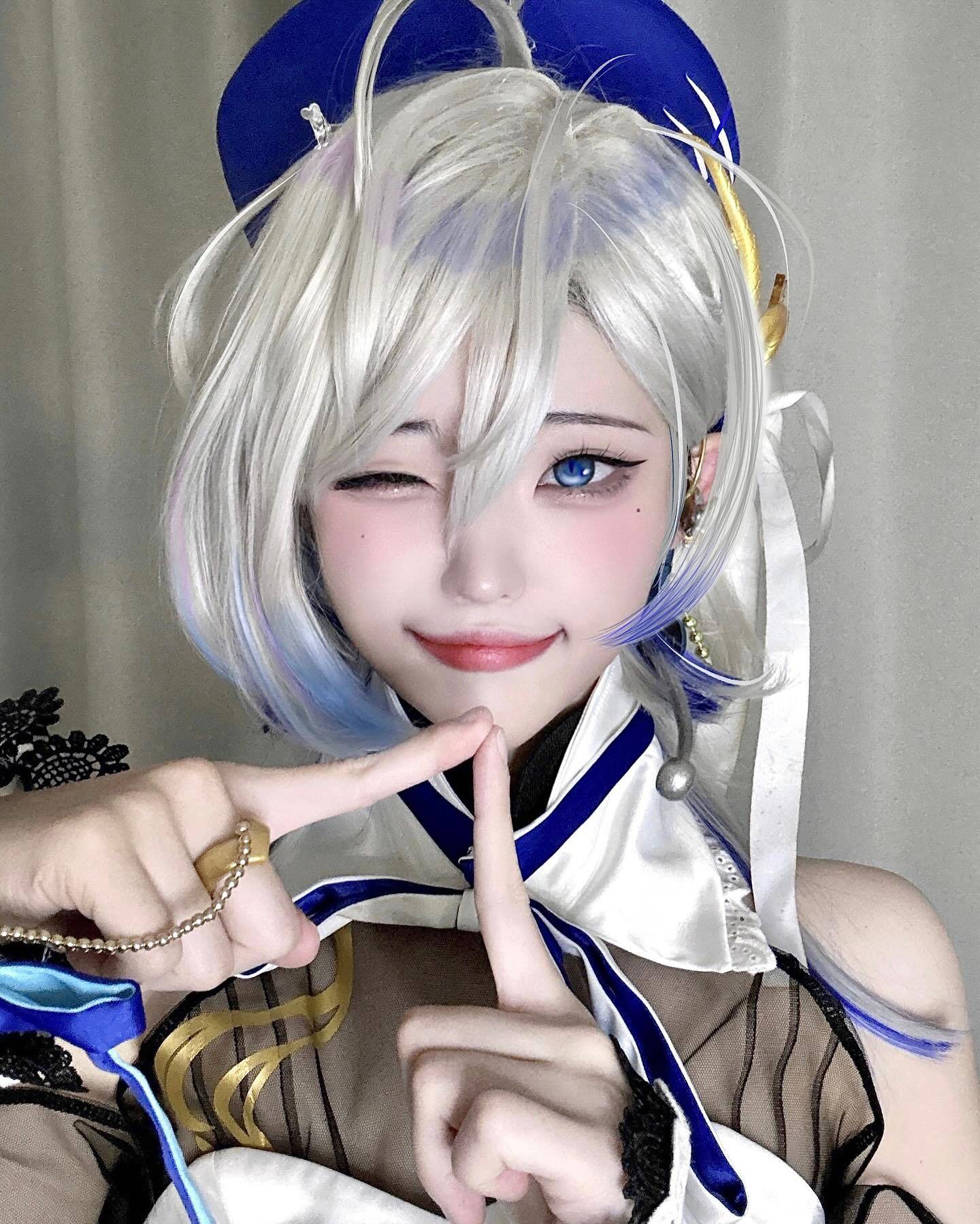 圖 Hebi V皮和超美麗3D版(QWER-Hina)連動直播