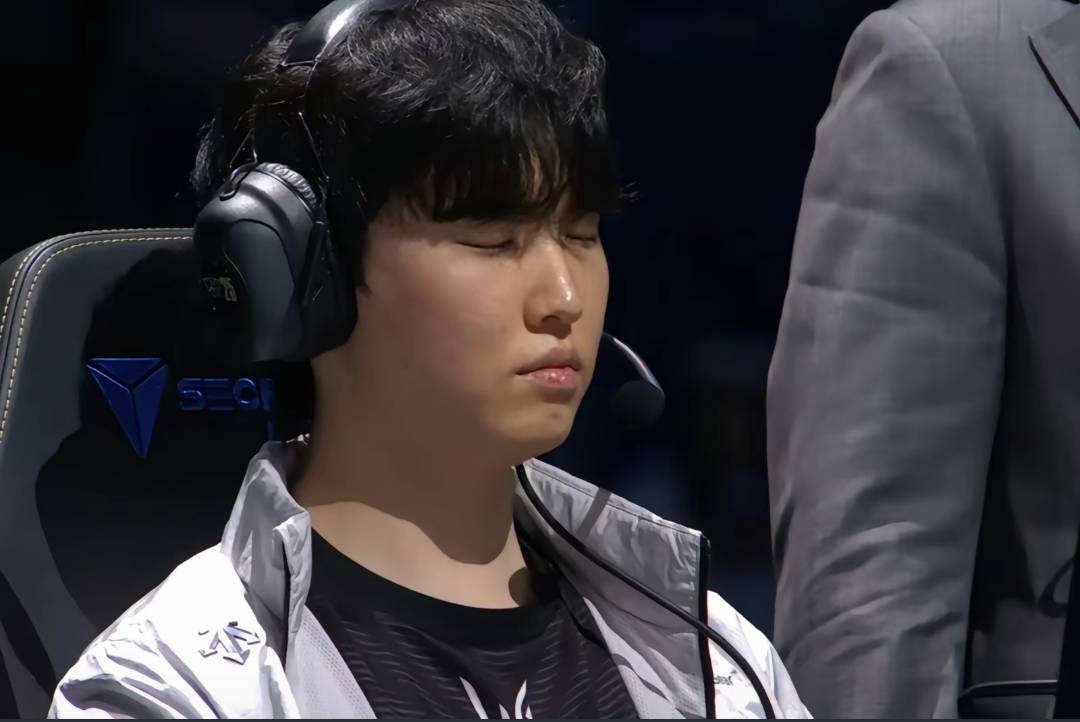 [閒聊] Chovy這個閉眼是在請誰？