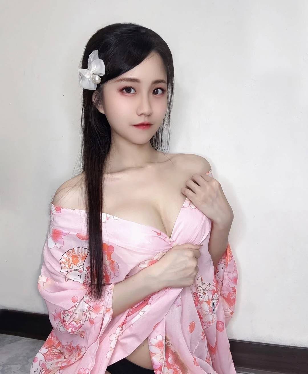性感小惡魔展現飽滿火辣身材