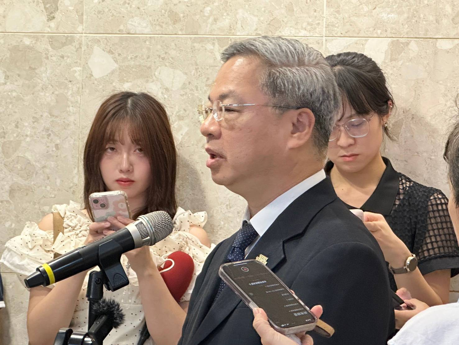 [問卦] 記者是不是都沒時間睡覺