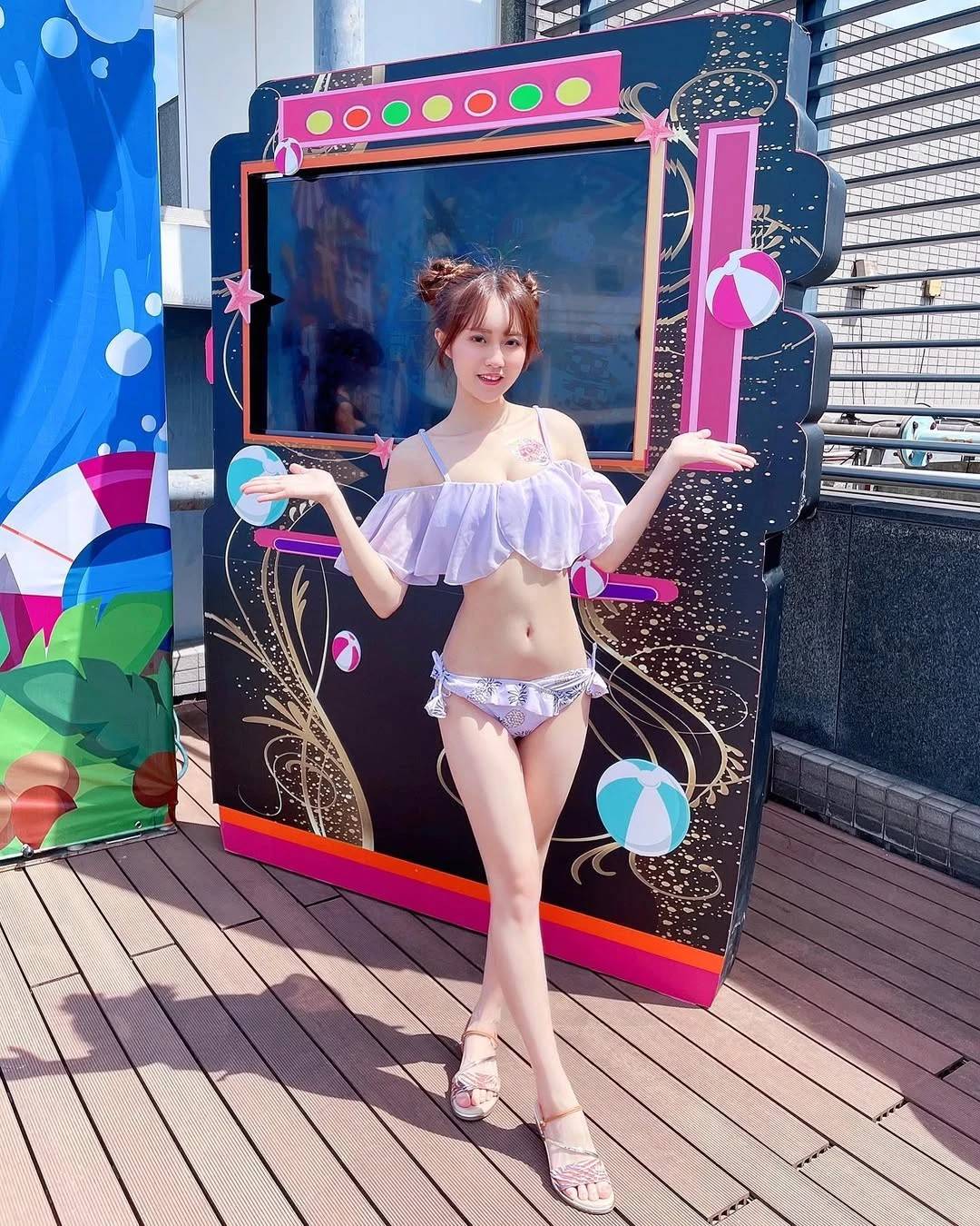 性感小惡魔展現飽滿火辣身材