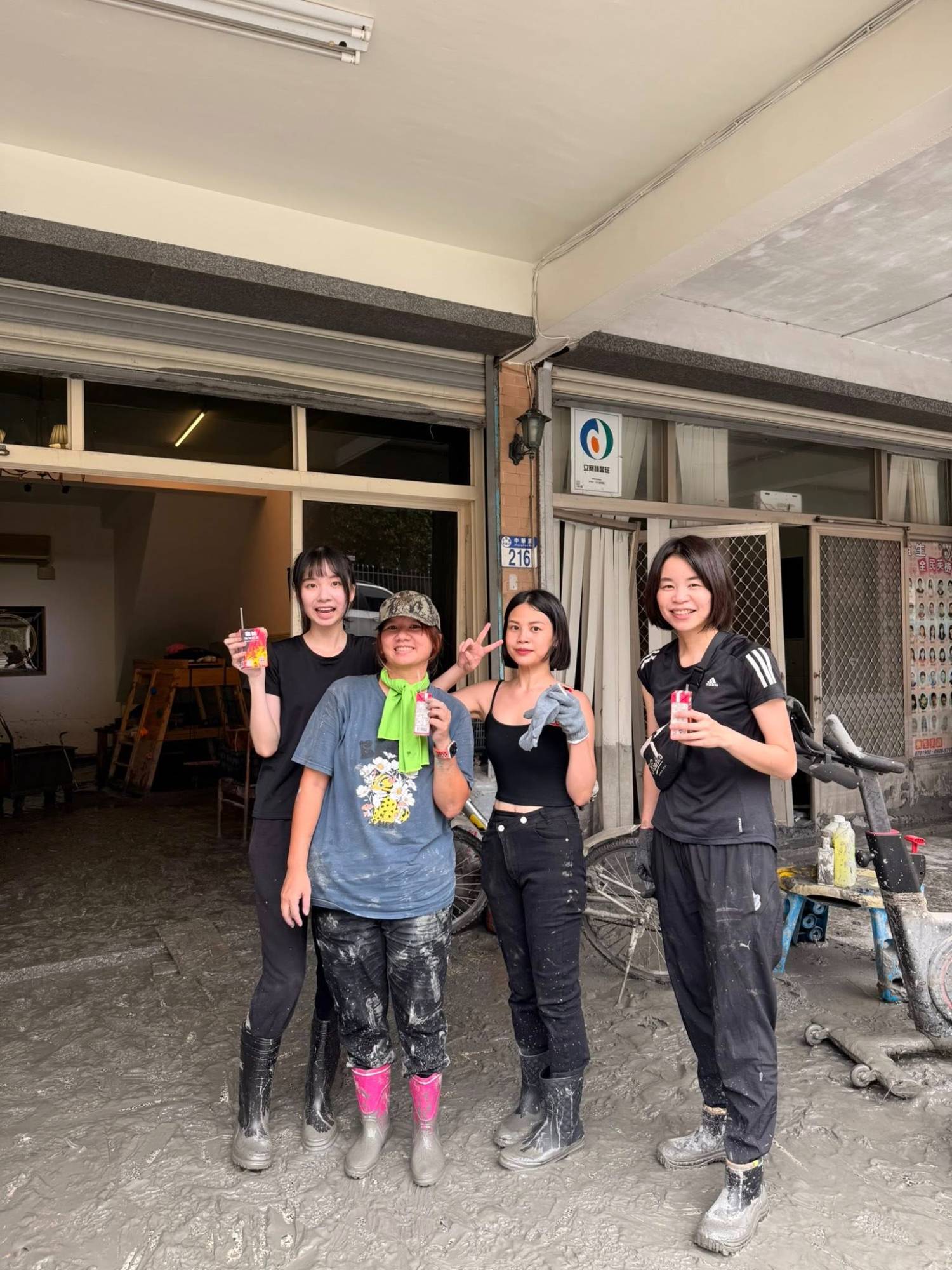 [問卦] 阿宅到災區幫忙 7個組員是女生