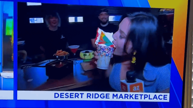 [問卦] 女記者在採訪時就吃起來了可以嗎？