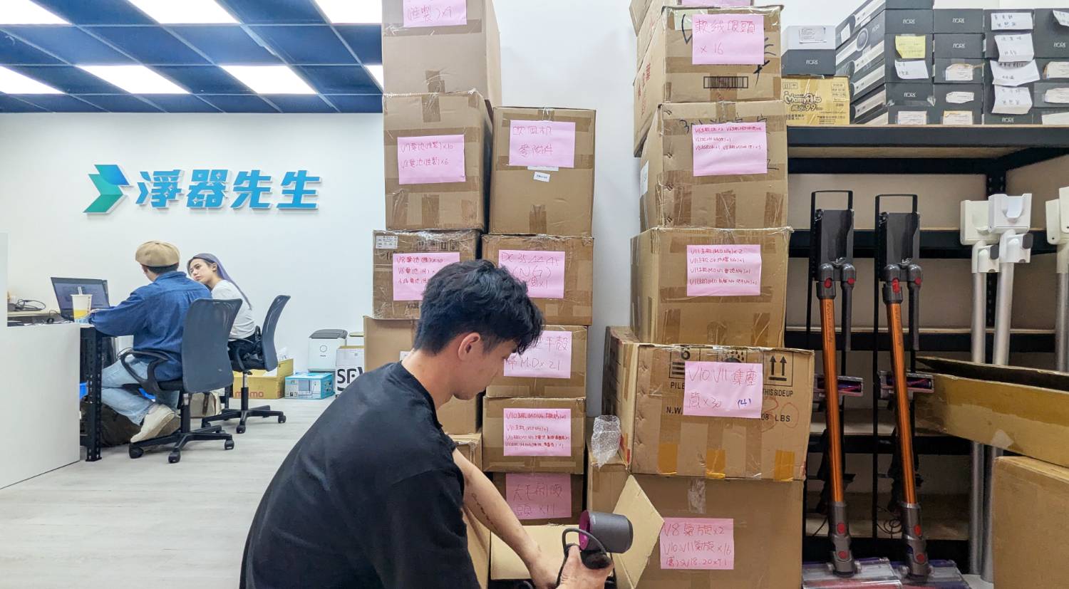 圖說:門市每日清洗超過百台機器,依流程精準作業,平均三天內完修交付,展現高效率與專業品質。 圖說:門市每日清洗超過百台機器,依流程精準作業,平均三天內完修交付,展現高效率與專業品質。