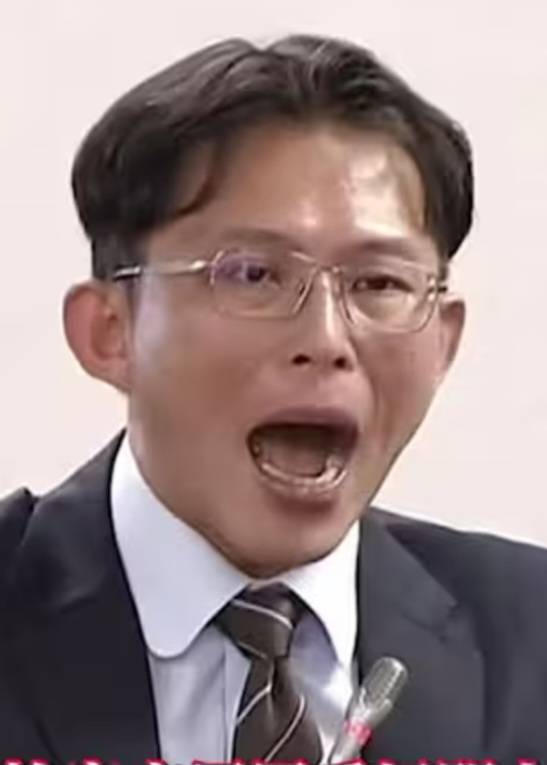 [討論] 黃國昌的頭皮也沒有公開透明啊！