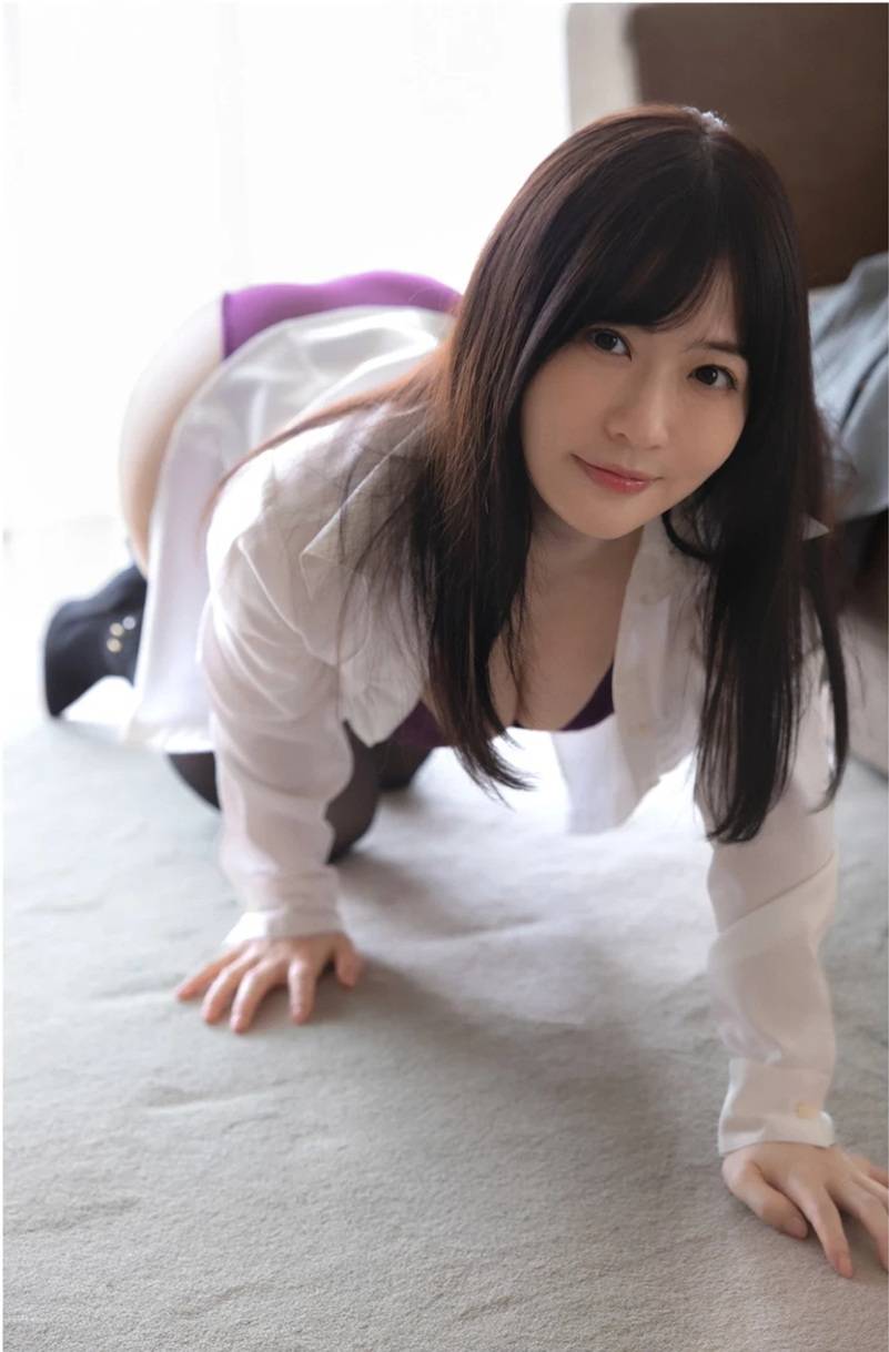 假裝聊天卻把手伸進女學生內衣揉捏巨乳