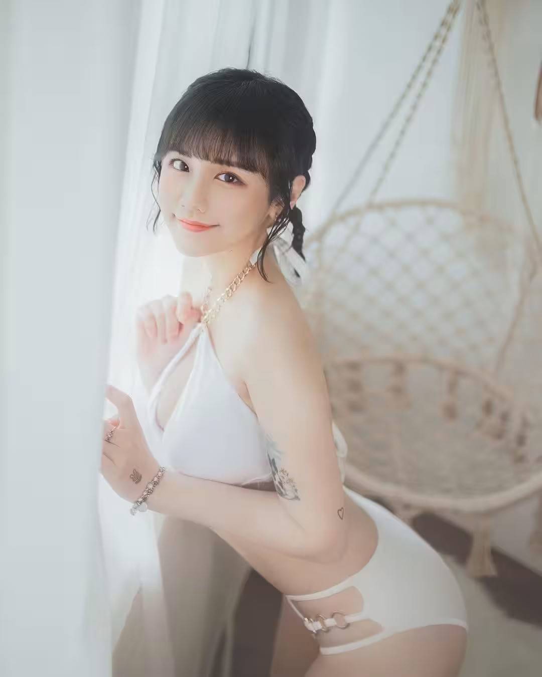 火辣打扮辣暈網友沒想到如此性感